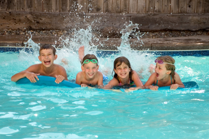 children in pool, splashing in pool